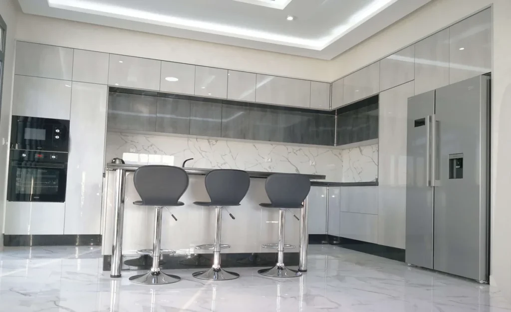 مقارنة مطابخ لاطي مع الأنواع الأخرى (الألمنيوم والكلادينج)